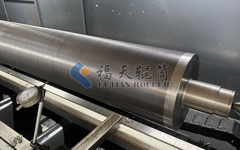 1.薄膜分切卷绕机用镀镍开槽刀辊.jpg
